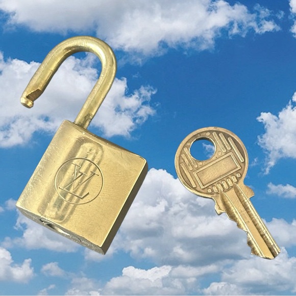 227 Authentic Louis Vuitton Lock and Key with Unbranded Chain Series 200’s - Picture 8 of 9